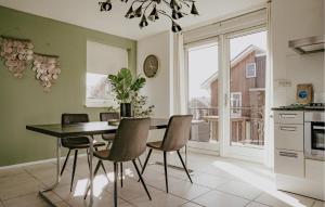 eine Küche mit Esstisch und Stühlen in der Unterkunft Oostergeest Beneden 2 Slaapk in Uitgeest