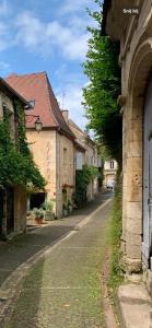 une rue vide dans une ville avec des bâtiments dans l'établissement Europe tents Camping Le Clou, à Meynard 25 autres photos