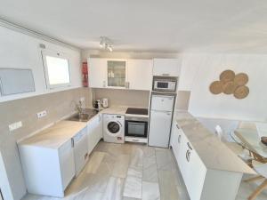 Kuchnia lub aneks kuchenny w obiekcie Dona Lola Micaela Beach front duplex apartment with open sea and beach views located between Marbella and Fuengirola - Costa del Sol - CS148