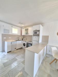 Kuchnia lub aneks kuchenny w obiekcie Dona Lola Micaela Beach front duplex apartment with open sea and beach views located between Marbella and Fuengirola - Costa del Sol - CS148
