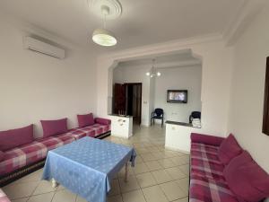 een woonkamer met een bank en een tafel bij Residence Anuar T in Tetouan