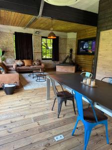TV a/nebo společenská místnost v ubytování Loft Cosy avec billard et à 10 minutes de l'aéroport de Zaventem