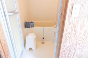 Yuasaにあるすはらシーサイドハウス和歌山のシャワーとトイレ付きの小さなバスルーム