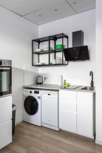 eine weiße Küche mit Waschmaschine in der Unterkunft Apartment - 3 Einzelbetten - Stellplatz - Netflix in Goch