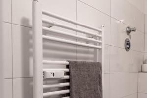 a bathroom with a towel hanging on a towel rack at Apartment - 3 Einzelbetten - Stellplatz - Netflix in Goch +14 photos