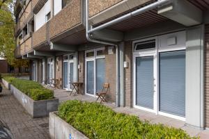 ein Gebäude mit blauen Jalousien an der Seite in der Unterkunft Apartment - 3 Einzelbetten - Stellplatz - Netflix in Goch