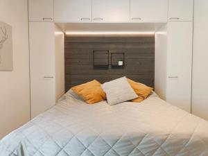 a bed with two pillows on top of it at Kinosmaja in Syöte