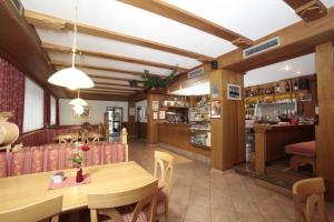 Lounge nebo bar v ubytování Hotel Alpino Plan