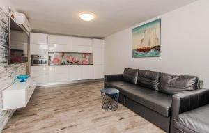 Χώρος καθιστικού στο 1 Bedroom Lovely Apartment In Vir