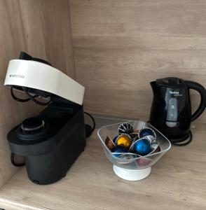 Tetera y cafetera en Panorama Residence - Samorin near X-Bionic sphere