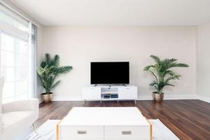 Μια τηλεόραση ή/και κέντρο ψυχαγωγίας στο Stylish 1BR in at the Crossing