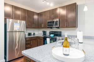 Η κουζίνα ή μικρή κουζίνα στο Stylish 1BR in at the Crossing