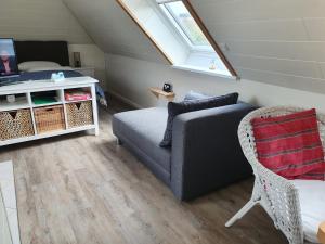DöseにあるHaus Mühlentrift, FeWo 09のソファとベッドのあるリビングルーム