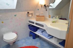 DöseにあるHaus Mühlentrift, FeWo 09の洗面台とトイレ付きのバスルーム +4枚の写真
