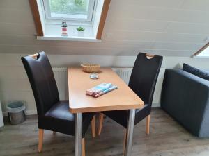 a small table and two chairs in a room at Haus Mühlentrift, FeWo 08 in Döse