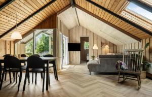 Una sala de estar con una mesa y sillas y un sofá. en 4 Bedroom Nice Home In Hejls, en Hejls