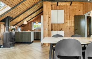 Una cocina y un comedor con mesa y sillas. en 4 Bedroom Nice Home In Hejls, en Hejls