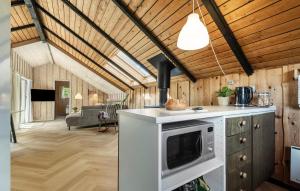 Køkken eller tekøkken på 4 Bedroom Nice Home In Hejls