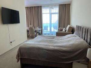 une chambre d'hôtel avec un lit et une salle à manger dans l'établissement Beachfront Paradise - Ajman Corniche Residence, à Ajman 3 autres photos