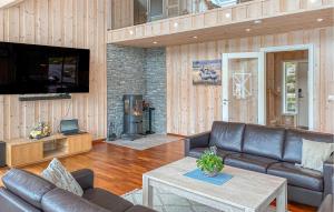 Μια τηλεόραση ή/και κέντρο ψυχαγωγίας στο Pet Friendly Home In Eidsvåg I Romsdal