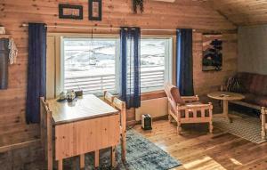 Pet Friendly Home In Snefjord With Sauna في Snøfjord: غرفة معيشة بها طاولة وكراسي ونافذة