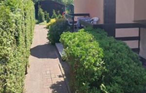 Un jardín con arbustos y un banco en un patio. en 4 Bedroom Stunning Home In Rowy, en Rowy