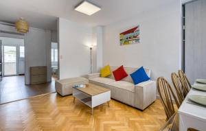 ein Wohnzimmer mit Sofa und Tisch in der Unterkunft Appartement Proche Plage in Royan