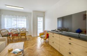 ein Wohnzimmer mit einem großen Fernseher auf einer Kommode in der Unterkunft Appartement Proche Plage in Royan