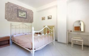 Giường trong phòng chung tại 2 Bedroom Lovely Apartment In Agropoli