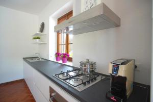 A kitchen or kitchenette at Villa Topazio