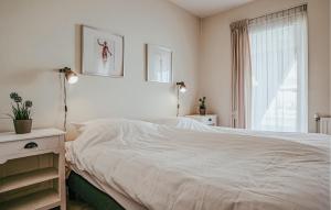 ein Schlafzimmer mit einem weißen Bett und einem Fenster in der Unterkunft Westergeest Beneden 2 Slaapk in Uitgeest