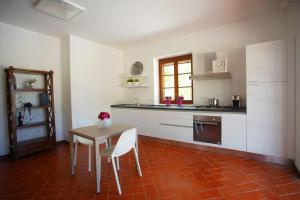 A kitchen or kitchenette at Villa Topazio