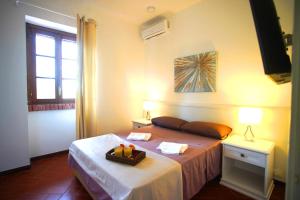 A bed or beds in a room at Villa Topazio