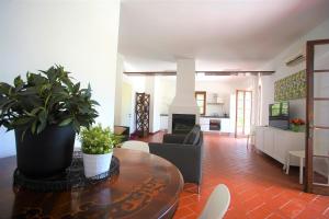 A seating area at Villa Topazio