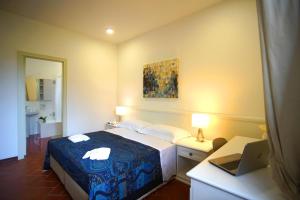 A bed or beds in a room at Villa Topazio