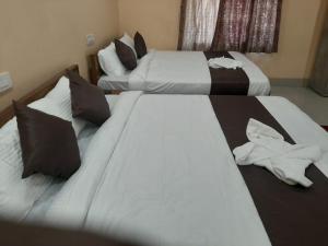 Un pat sau paturi într-o cameră la Diamond Blue Residency