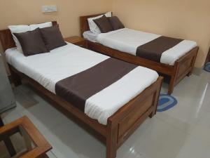 Un pat sau paturi într-o cameră la Diamond Blue Residency