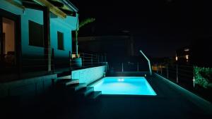 Bazén v ubytovaní Luxury Apartment near the beach with Private Pool -Exclusive Use alebo v jeho blízkosti