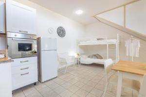 A kitchen or kitchenette at Villa Topazio