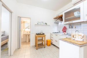 A kitchen or kitchenette at Villa Topazio