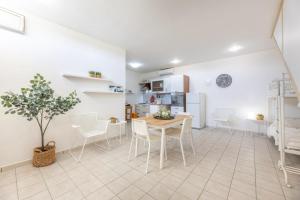 A kitchen or kitchenette at Villa Topazio
