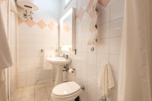 A bathroom at Villa Topazio