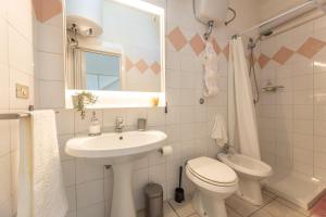 A bathroom at Villa Topazio