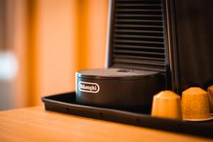 un router nero seduto sopra un tavolo di Alma Guest House a Roma