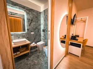 un bagno con lavandino e WC di Alma Guest House a Roma Altre 28 foto