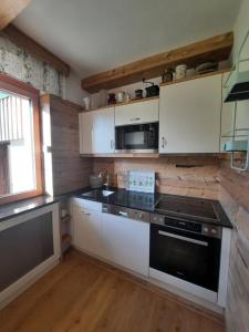 Η κουζίνα ή μικρή κουζίνα στο Chalet Damtschach