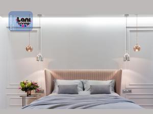 ein weißes Schlafzimmer mit einem Bett mit blauer Bettwäsche in der Unterkunft Lani Living - Residence & Hotel in District 1 in Ho-Chi-Minh-Stadt