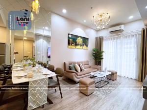 ein Wohnzimmer mit Sofa und Tisch in der Unterkunft Lani Living - Residence & Hotel in District 1 in Ho-Chi-Minh-Stadt