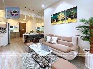 ein Wohnzimmer mit Sofa und Tisch in der Unterkunft Lani Living - Residence & Hotel in District 1 in Ho-Chi-Minh-Stadt + 49 Fotos