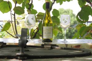 Una botella de vino y dos copas en una mesa en apartman kostrena, en Kostrena